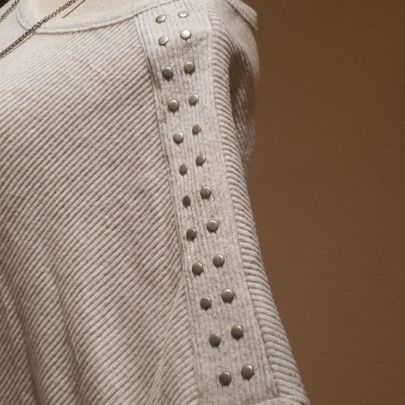 🆕️ French Laundry sweater with studs down shoulder sleeves, super soft. 3X - Picture 2 of 3